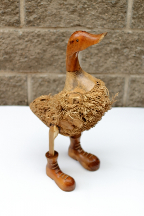 Vyřezávané dřevěné sochy z palmového a teakového dřeva