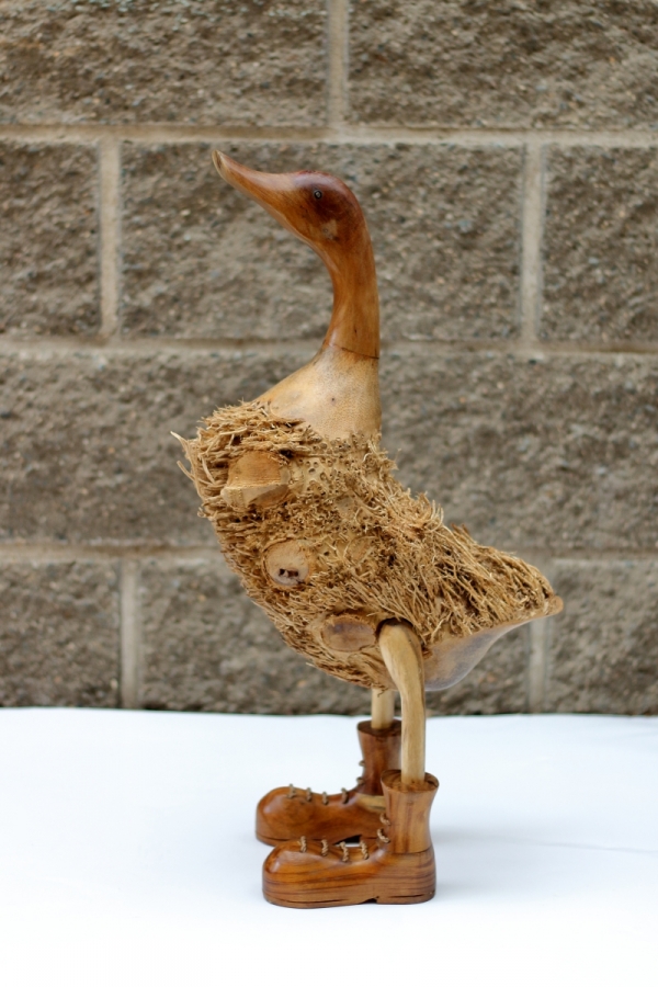 Vyřezávané dřevěné sochy z palmového a teakového dřeva