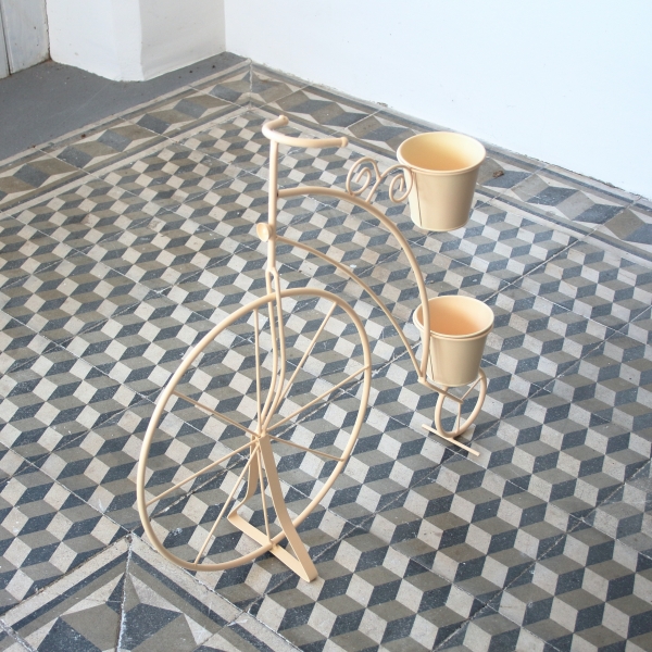 Vysoký květináč kovové kolo béžové