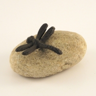 Zahradní dekorace kámen s vážkou