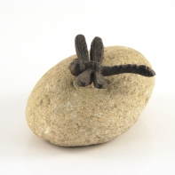 Zahradní dekorace kámen s vážkou