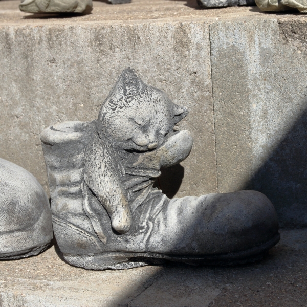 Zahradní dekorace kotě v botě 3 kg