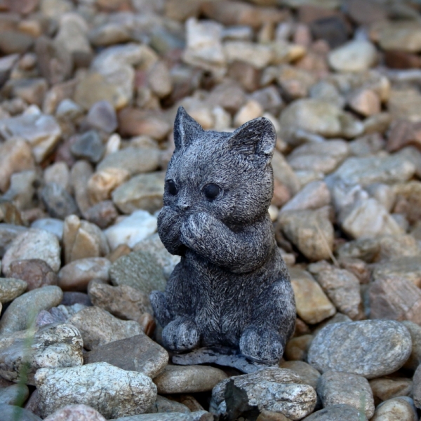 Zahradní dekorace kotě - zakrytá pusa