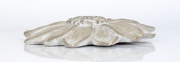 Zahradní dekorace kytka beton 15x3x15cm