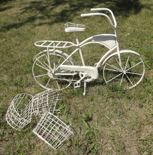 Zahradní dekorace plechové kolo bílé 91x133x53cm