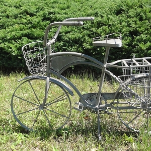 Zahradní dekorace plechové kolo šedé 63x89x41,5cm