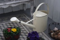 Zahradní konev béžová