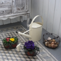 Zahradní konev béžová