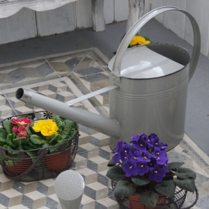 Zahradní konev šedá