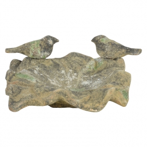 Zahradní pítko se zelenou patinou