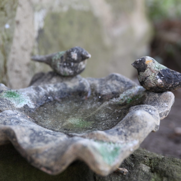 Zahradní pítko se zelenou patinou