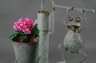 Zahradní pumpa na vodu a květináč