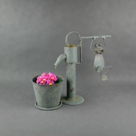 Zahradní pumpa na vodu a květináč