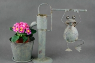 Zahradní pumpa na vodu a květináč