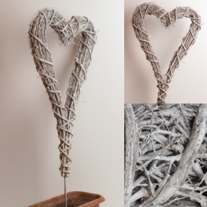 Zápich do trávníku proutěné srdce bílé motané 40x90x7cm
