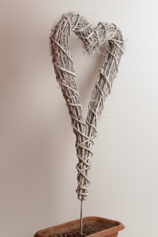 Zápich do trávníku proutěné srdce bílé motané 40x90x7cm