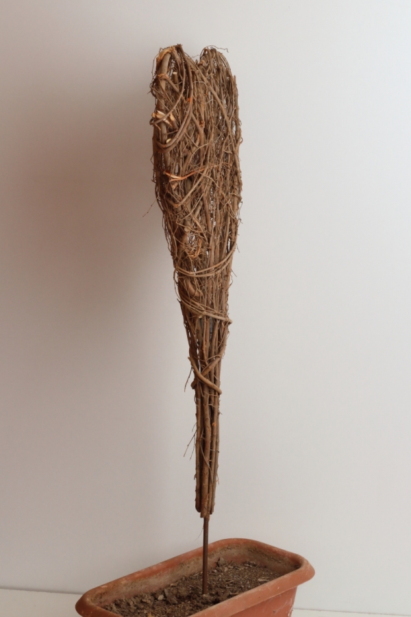 Zápich do trávníku proutěné srdce hnědé 40x90x7cm