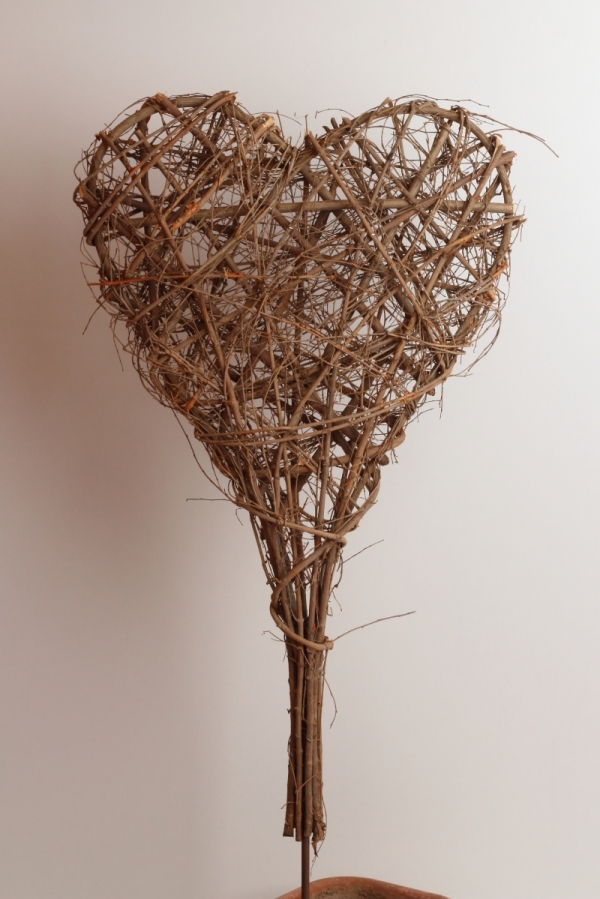 Zápich do trávníku proutěné srdce hnědé 40x90x7cm