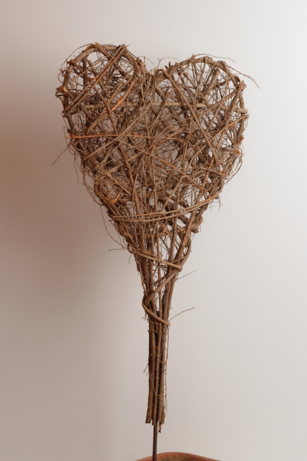 Zápich do trávníku proutěné srdce hnědé 40x90x7cm