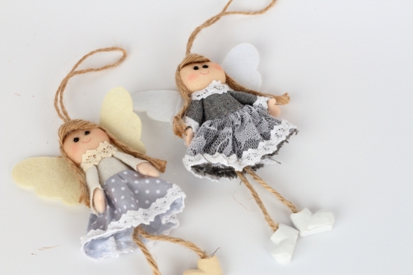 Závěsná dekorace anděl v šedých šatech s puntíky 14cm