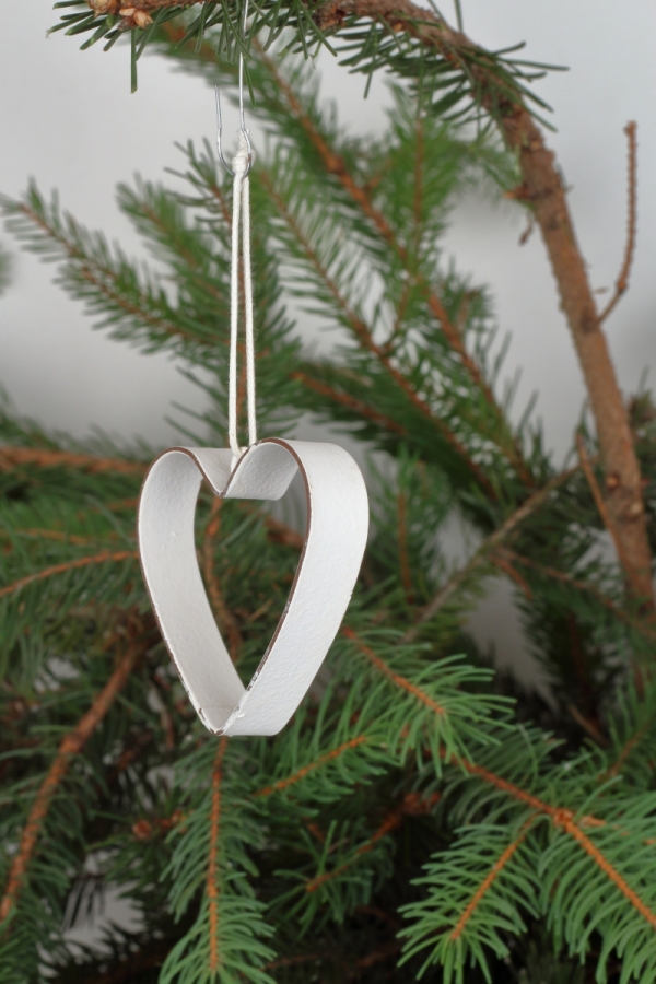 Závěsná dekorace kovové srdce bílé (box 9ks)