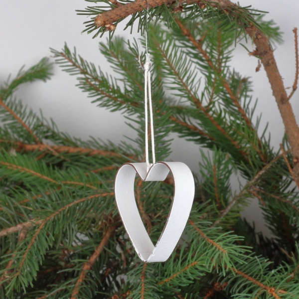 Závěsná dekorace kovové srdce bílé (box 9ks)