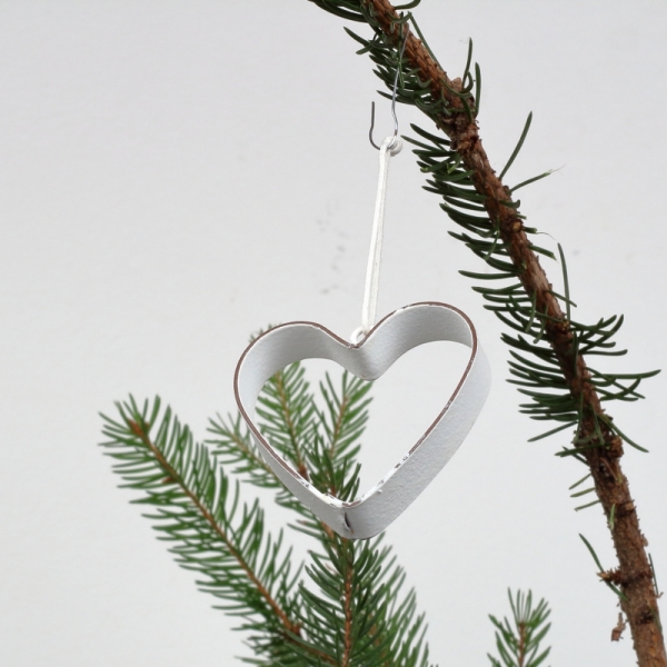 Závěsná dekorace kovové srdce bílé (box 9ks)