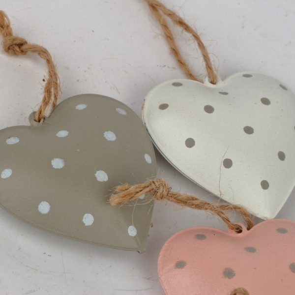 Závěsná dekorace kovové srdce s puntíky (box 6ks)