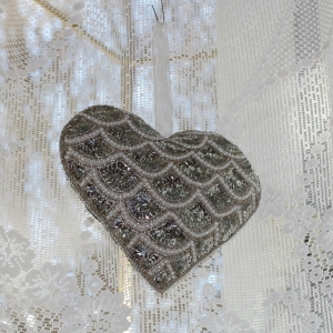 Závěsná dekorace srdce vyšívané 15x15x5cm 