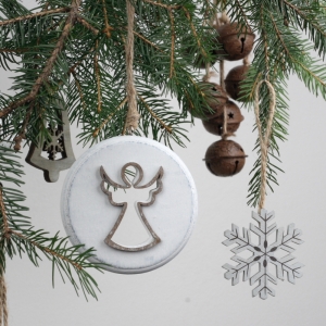 Závěsná dřevěná ozdoba na stromeček anděl 8cm