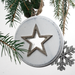 Závěsná dřevěná ozdoba na stromeček hvězda bílá 8cm