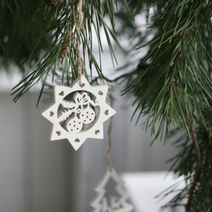 Závěsná dřevěná ozdoba na stromeček hvězda s baňkami 6cm (sada 6ks)