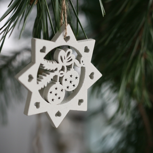 Závěsná dřevěná ozdoba na stromeček hvězda s baňkami 6cm (sada 6ks)