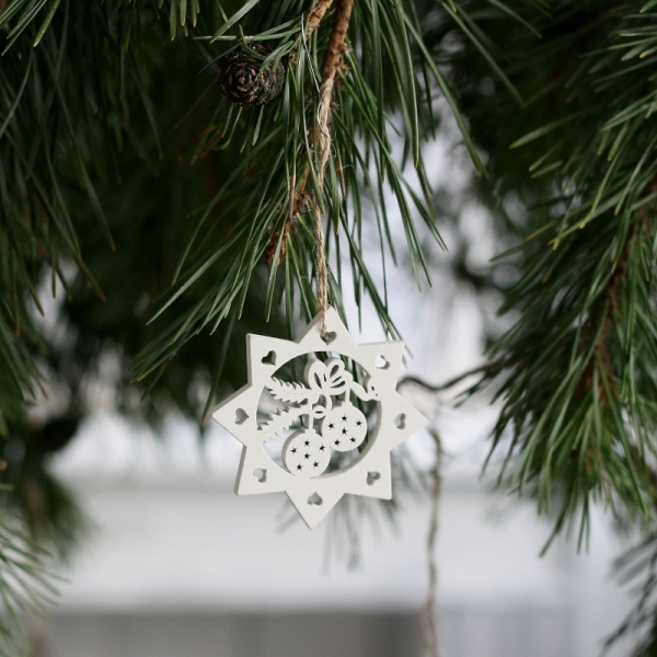 Závěsná dřevěná ozdoba na stromeček hvězda s baňkami 6cm (sada 6ks)