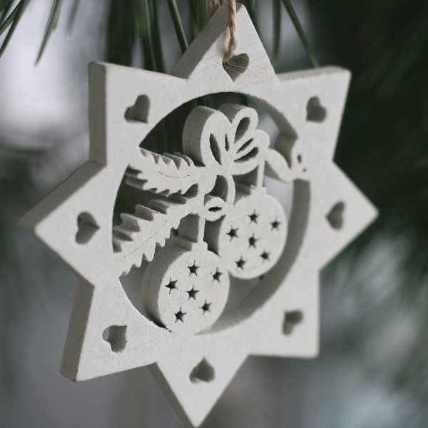 Závěsná dřevěná ozdoba na stromeček hvězda s baňkami 6cm (sada 6ks)