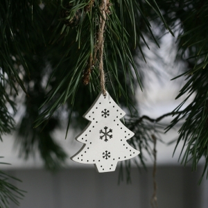 Závěsná dřevěná ozdoba na stromeček strom 7cm (sada 6ks)