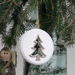 Závěsná dřevěná ozdoba stromeček bílý 8cm