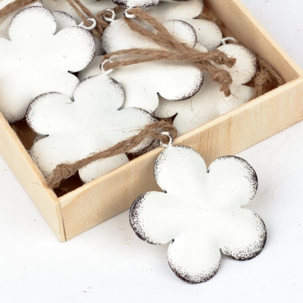 Závěsná kovová dekorace květina bílá 5,5cm