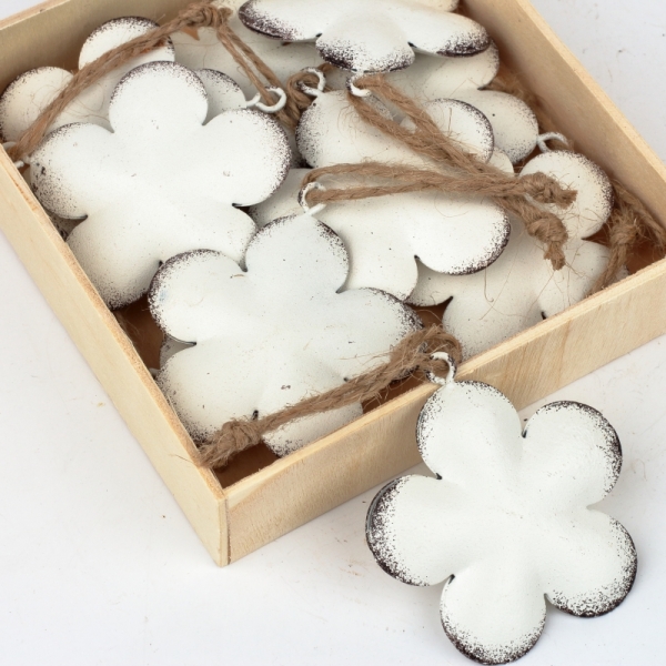 Závěsná kovová dekorace květina bílá 5,5cm