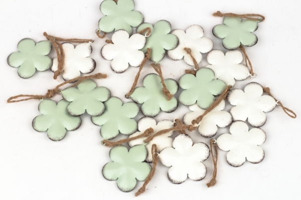 Závěsná kovová dekorace květina mint 5,5cm