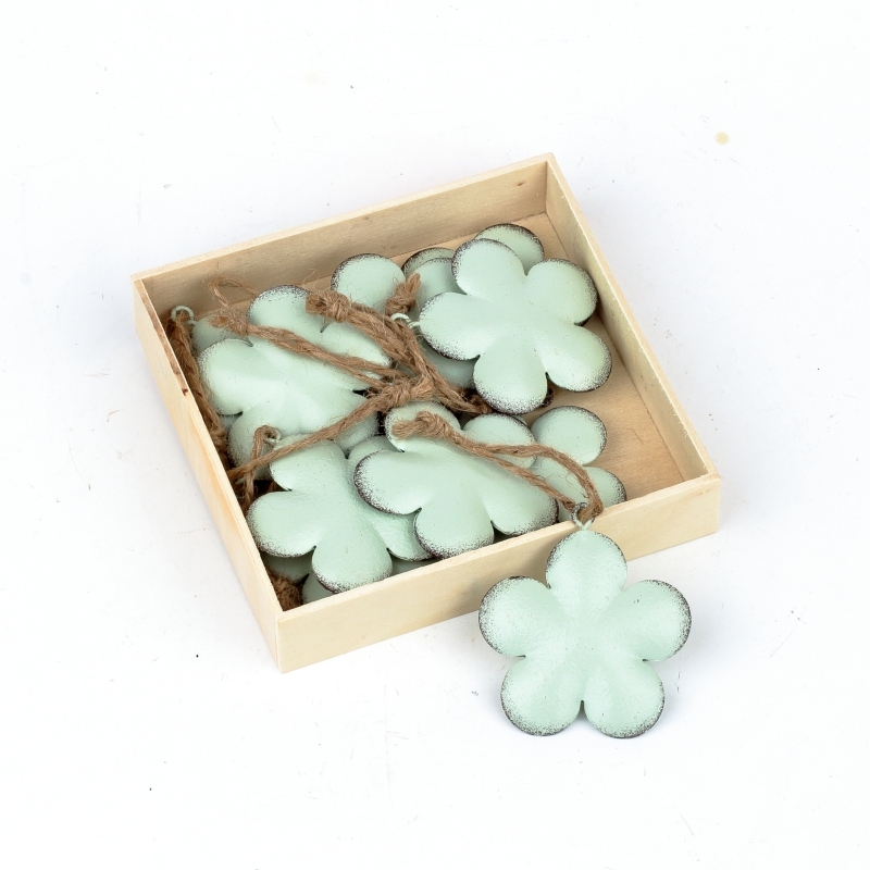 Závěsná kovová dekorace květina mint 5,5cm