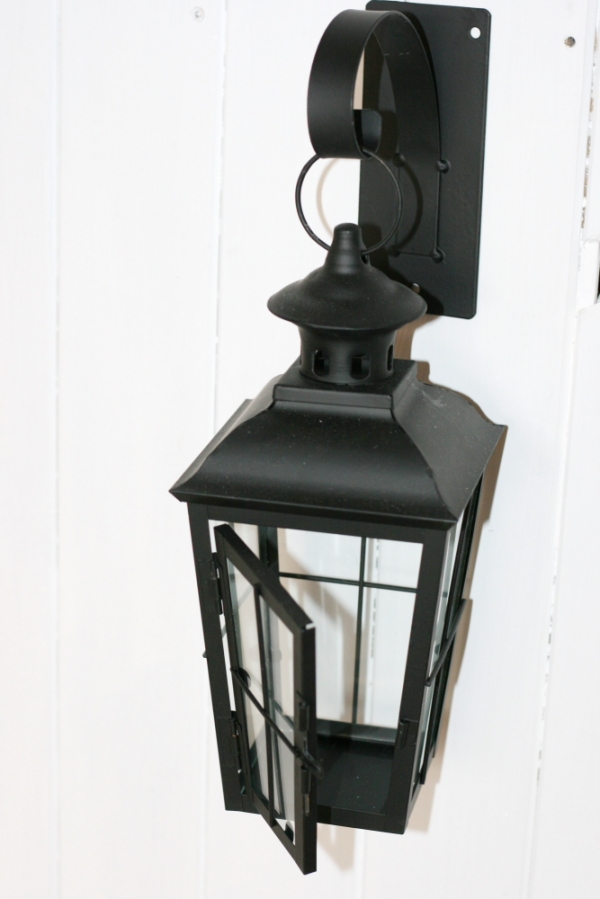 Závěsná kovová lucerna na konzolce 27x12x12cm