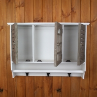 Závěsná skříňka s dvířky a háčky 68x49x17cm