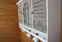 Závěsná skříňka s dvířky a háčky 68x49x17cm