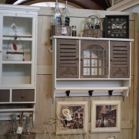 Závěsná skříňka s dvířky a háčky 68x49x17cm