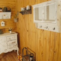 Závěsná skříňka s králičím pletivem a háčky 47x58x15cm