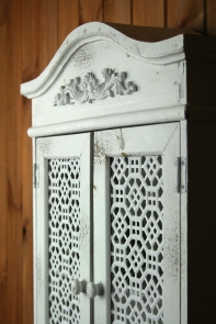 Závěsná skříňka s ornamenty 43×55×13cm