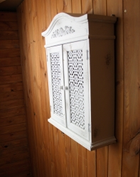 Závěsná skříňka s ornamenty 43×55×13cm