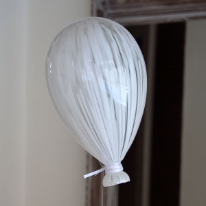 Závěsná svatební dekorace balónek bílý 12x20