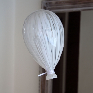 Závěsná svatební dekorace balónek bílý 8,5x14,5cm